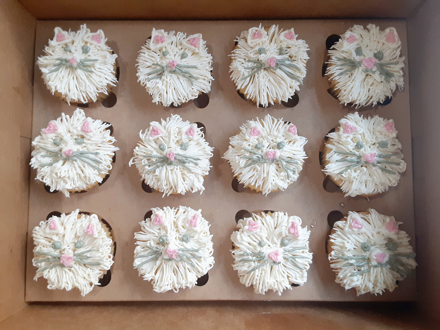 Cupcakes Delivery, Order Cupcakes Online by Best Cake Shop - Flower Aura